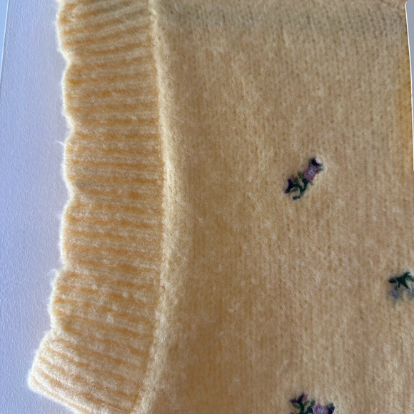 BBWM, size small, yellow sweater vest - Picture 6 of 8